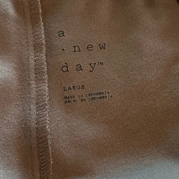 A New Day high rise elastic band slit hem bottom khaki. Size Large - Picture 3 of 4